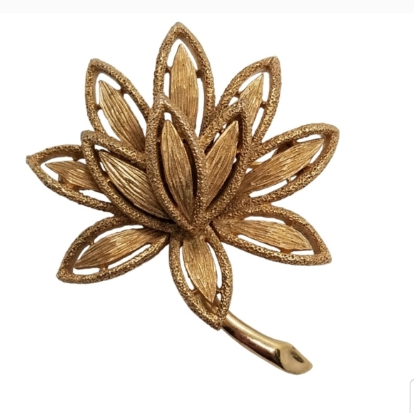 AVON 1971 "PRECIOUS PRETENDERS" COLLECTION GOLDTONED TEXTURED FLORAL BROOCH - Picture 1 of 3